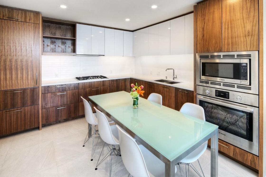 Apartment 2 Bed 2 Bath Contemporary High-rise Location *