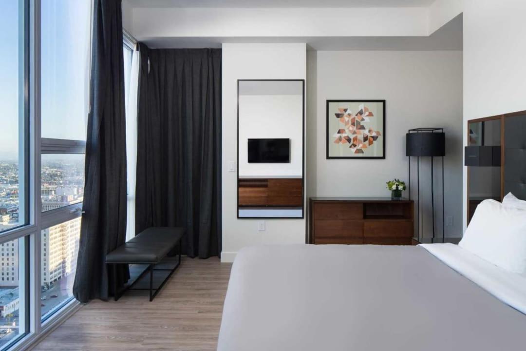 2 Bed 2 Bath Contemporary High-rise Location Apartment *