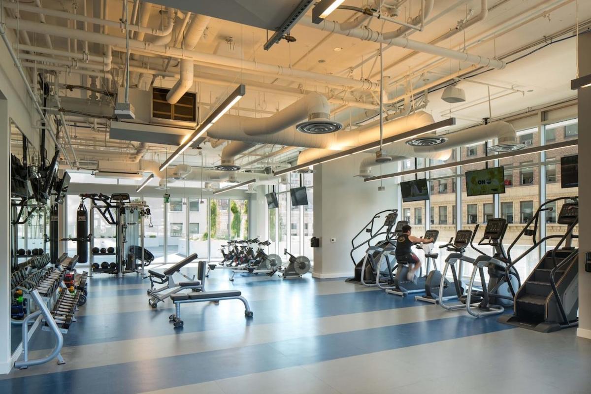 Apartment 2 Bed 2 Bath Contemporary High-rise Location *