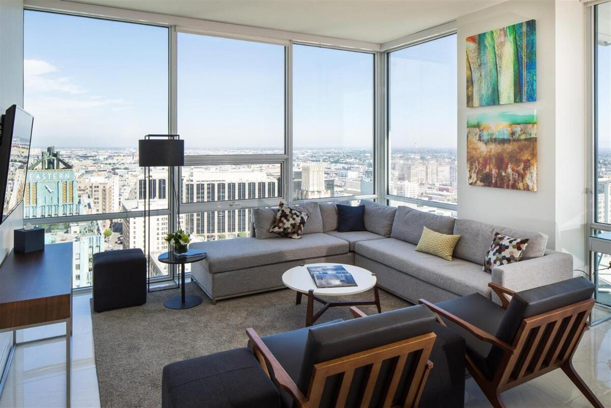 Apartment 2 Bed 2 Bath Contemporary High-rise Location